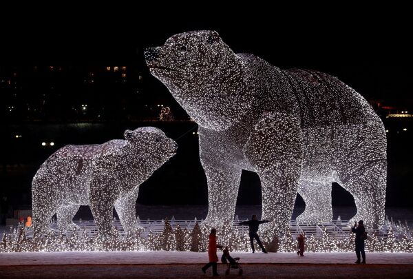 Pessoas observam decoração natalina em forma de ursos polares gigantes em Moscou, Rússia, 28 de dezembro de 2020 - Sputnik Brasil