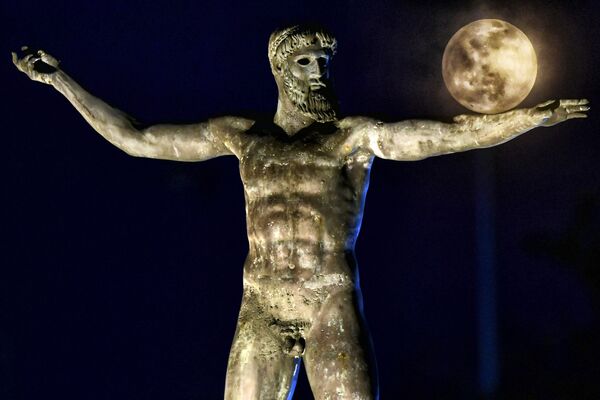 Lua nascendo atrás da escultura de Poseidon, deus do mar, Corinto, Grécia, 29 de dezembro de 2020 - Sputnik Brasil
