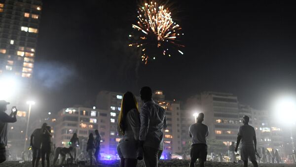 Casal celebra Ano Novo na praia de Copacabana no Rio de Janeiro, Brasil, 1º de janeiro de 2021 - Sputnik Brasil