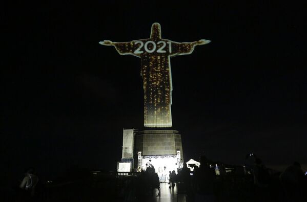 Cristo Redentor ganha iluminação especial durante o Réveillon no Rio de Janeiro, Brasil, 31 de dezembro de 2020 - Sputnik Brasil