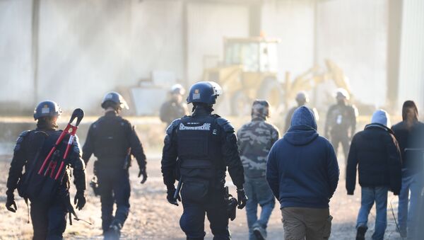 Policiais franceses acabam com rave clandestina em Lieuron, na Bretanha, no noroeste da França. - Sputnik Brasil