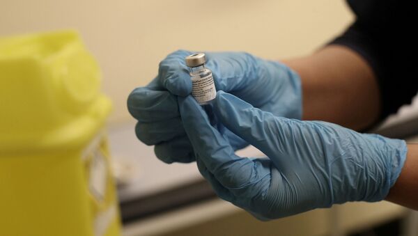 Frasco da vacina da Pfizer/BioNTech contra a COVID-19 em Wolverhampton, Reino Unido, 14 de dezembro de 2020 - Sputnik Brasil
