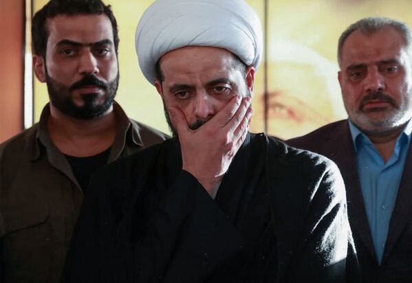 Líder da facção iraquiana pró-Irã Asaib Ahl Al-Haq, Qais Al-Khazali, presta homenagem ao major-general iraniano Qassem Soleimani - Sputnik Brasil