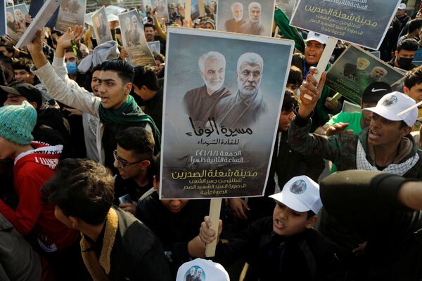 Cidadãos iraquianos carregam foto do major-general iraniano Qassem Soleimani e do líder da milícia xiita iraquiana Abu Mahdi al-Muhandis - Sputnik Brasil