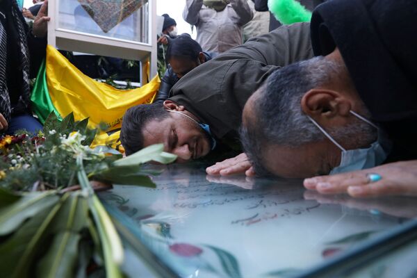Major-general iraniano Qassem Soleimani é homenageado em sua sepultura em Kerman, Irã, pelo aniversário de um ano de seu assassinato, 2 de janeiro de 2021 - Sputnik Brasil