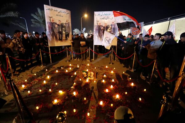 Iraquianos põem velas no chão e lembram o ataque norte-americano que matou o major-general iraniano Qassem Soleimani e o líder da milícia xiita iraquiana Abu Mahdi al-Muhandis - Sputnik Brasil