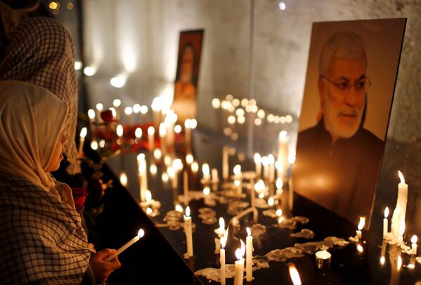 Pessoas acendem velas em homenagem ao major-general iraniano Qassem Soleimani e ao líder miliciano iraquiano Abu Mahdi al-Muhandis - Sputnik Brasil