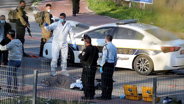 Cadáver de uma pessoa é visto coberto no chão no local de um incidente, perto da cidade palestina de Belém, na Cisjordânia ocupada por Israel - Sputnik Brasil