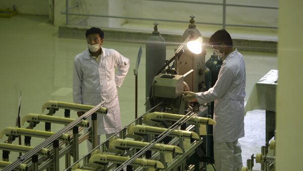 Técnicos iranianos trabalham em uma instalação de produção de combustível de urânio para um reator nuclear (foto de arquivo) - Sputnik Brasil