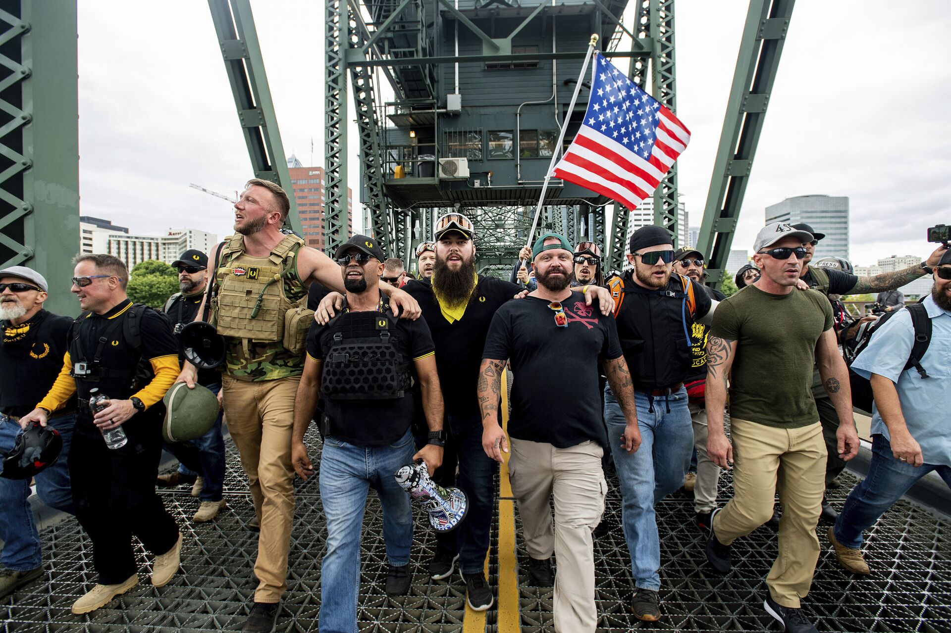 Membros dos Proud Boys marcham pela ponte Hawthorne durante uma manifestação sob o lema End Domestic Terrorism (Pare Turismo Doméstico), em Portland - Sputnik Brasil, 1920, 23.06.2022