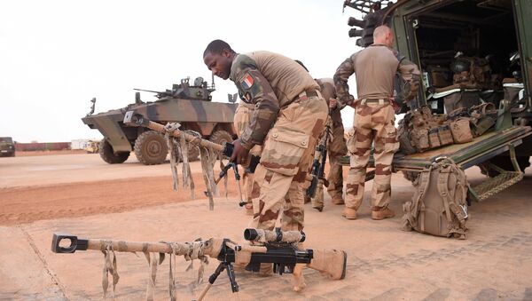 Soldados franceses organizando equipamentos na região de Gao, no norte do Mali (arquivo) - Sputnik Brasil