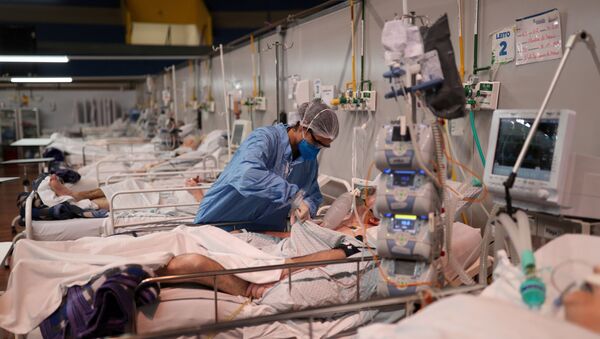 Enfermeira atende paciente com coronavírus em hospital de campanha Santo André, em São Paulo - Sputnik Brasil
