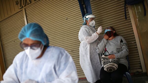 Agentes de saúde fazem testes para detecção da COVID-19 em Bogotá, na Colômbia. - Sputnik Brasil