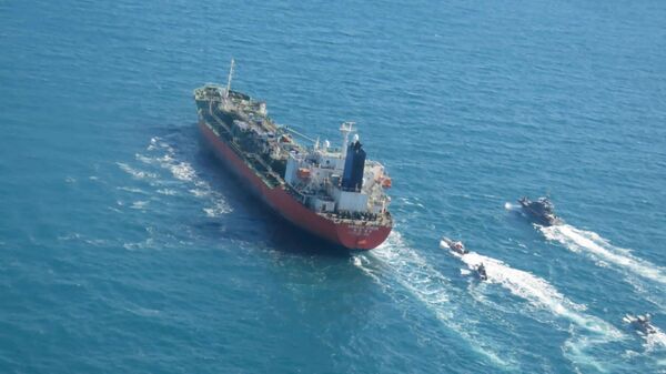 Petroleiro sul-coreano MT Hankuk Chemi sendo escoltado por embarcações do Corpo de Guardiões da Revolução Islâmica do Irã (IRGC, na sigla em inglês) - Sputnik Brasil