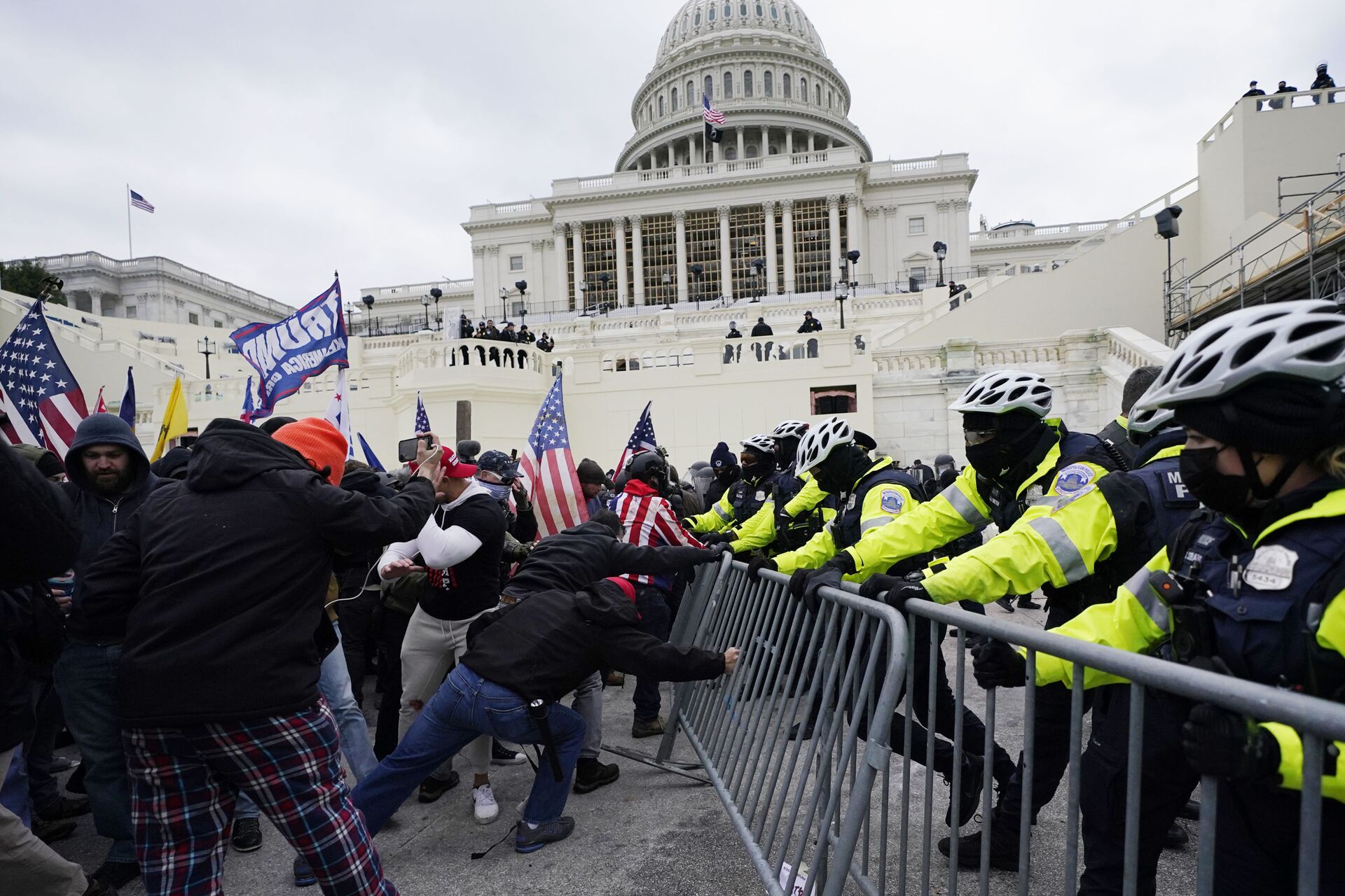Apoiadores de Trump rompem barreiras de segurança no Capitólio, em Washington, durante sessão no Congresso que certifica a vitória de Joe Biden - Sputnik Brasil, 1920, 26.12.2021