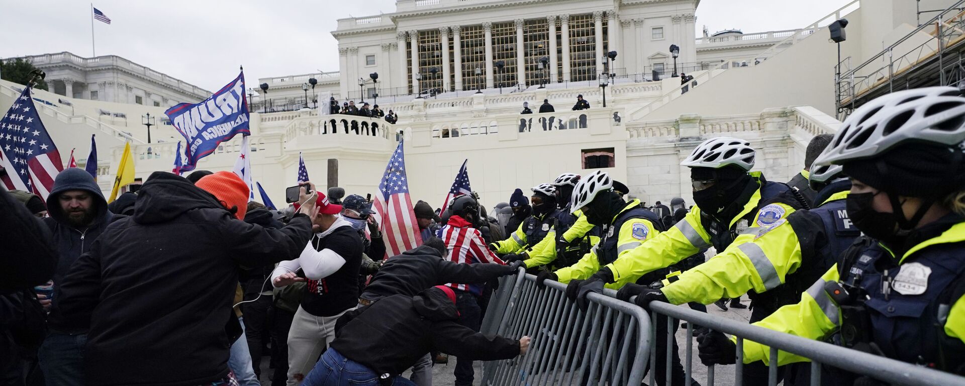 Apoiadores de Trump rompem barreiras de segurança no Capitólio, em Washington, durante sessão no Congresso que certifica a vitória de Joe Biden - Sputnik Brasil, 1920, 23.02.2022
