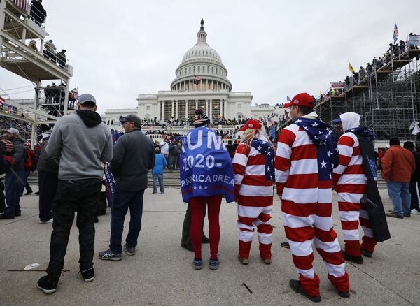 Participantes de protestos dos apoiadores do atual presidente dos EUA Donald Trump perto do edifício do Congresso, Washington, EUA - Sputnik Brasil