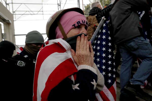 Participantes dos protestos de apoiadores do atual presidente dos EUA Donald Trump na entrada do Capitólio, Washington, EUA - Sputnik Brasil