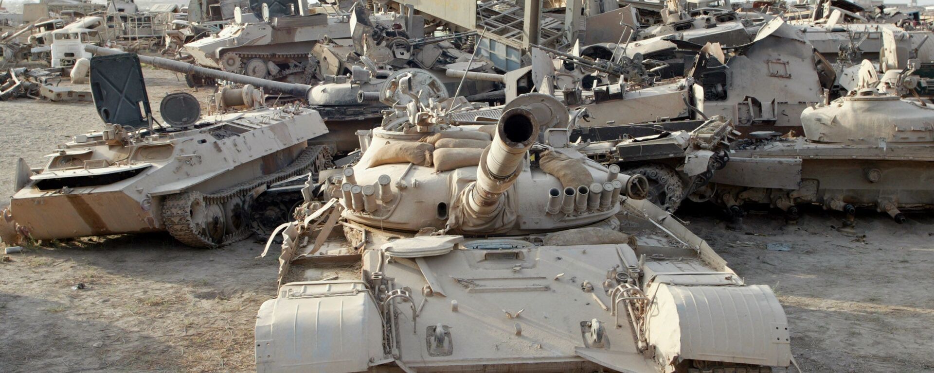 Tanques militares e veículos blindados iraquianos destruídos em um depósito de destroços nos arredores de Bagdá, Iraque, 8 de junho de 2003 - Sputnik Brasil, 1920, 22.03.2023