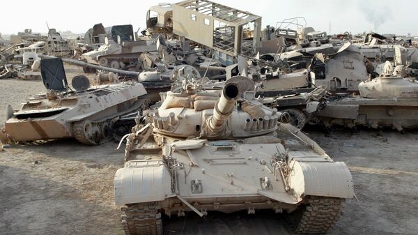 Destroyed Iraqi military tanks and armoured vehicles are seen at a wreckage dump on the outskirts of Baghdad, Iraq, Sunday, June 8, 2003. The vehicles were removed from the streets of the capital by U.S. troops. Iraqi doctors and scientists are worried that birth defects and childhood cancers could surge in the afte - Sputnik Brasil