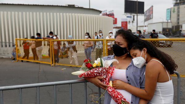Passageiros aguardam no aeroporto internacional Jorge Chavez, em Lima, no Peru, após suspensão de voos para Europa devido ao coronavírus - Sputnik Brasil