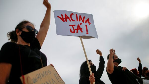 Manifestantes podem início da vacinação contra coronavírus no Brasil em frente ao Palácio do Planalto - Sputnik Brasil