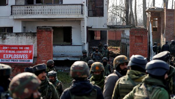 Indian army soldiers stand outside a house after a gun battle with suspected militants in Hokarsar, on the outskirts of Srinagar, December 30, 2020. - Sputnik Brasil