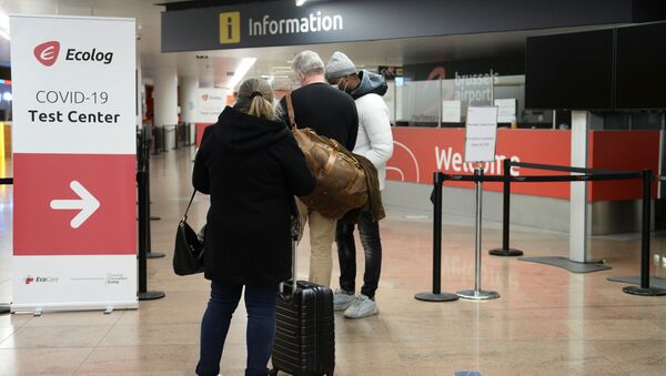 Passageiros esperam por teste do novo coronavírus no aeroporto de Bruxelas, Bélgica, 2 de janeiro de 2021 - Sputnik Brasil