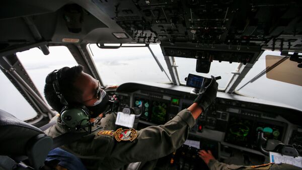 Piloto da Força Aérea da Indonésia no cockpit durante buscas do avião da companhia Sriwijaya Air, que caiu no mar, em Jacarta, Indonésia, 10 de janeiro de 2021 - Sputnik Brasil