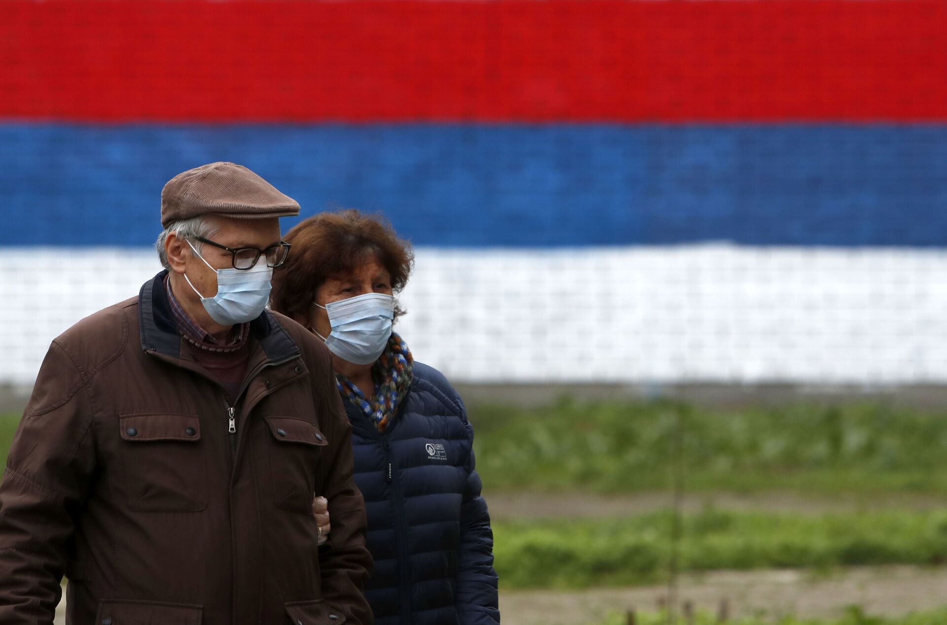 Em Belgrado, na Sérvia, casal usa máscaras de proteção em meio à pandemia de COVID-19, em 9 de janeiro de 2021 - Sputnik Brasil, 1920, 19.09.2022
