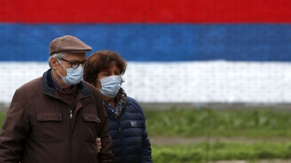 Em Belgrado, na Sérvia, casal usa máscaras de proteção em meio à pandemia de COVID-19, em 9 de janeiro de 2021 - Sputnik Brasil