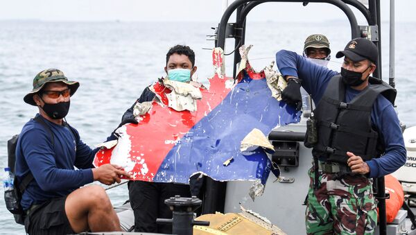Membros da Marinha indonésia carregam destroços do Boeing 737-500 da Sriwijaya Air, na costa da ilha de Java, em 10 de janeiro de 2021 - Sputnik Brasil