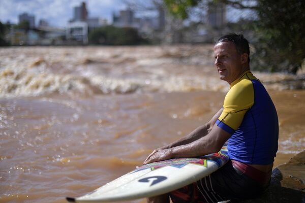 Surfista Paulo Guido observa ondas no rio Doce, em Governador Valadares, em estação de chuvas em Minas Gerais - Sputnik Brasil
