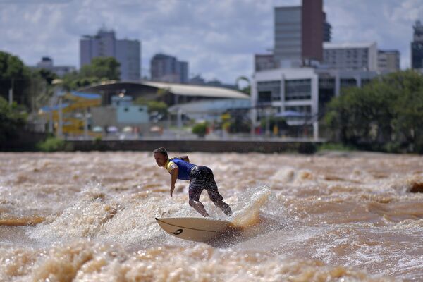 Surfista Paulo Guido aproveita ondas do rio Doce durante estação de chuvas em Minas Gerais - Sputnik Brasil