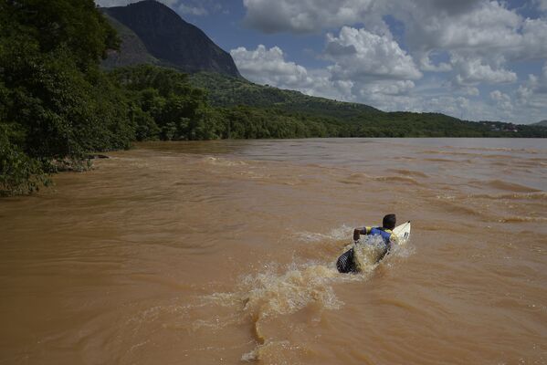 Surfista Paulo Guido se prepara para surfar em ondas do rio Doce em Governador Valadares, Minas Gerais - Sputnik Brasil