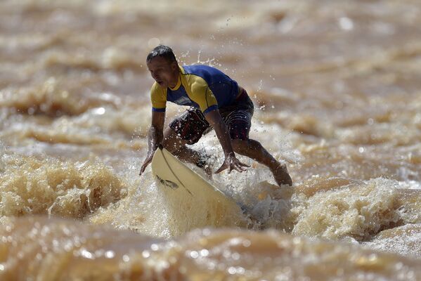 Surfista brasileiro Paulo Guido surfando no rio Doce no município de Governador Valadares - Sputnik Brasil