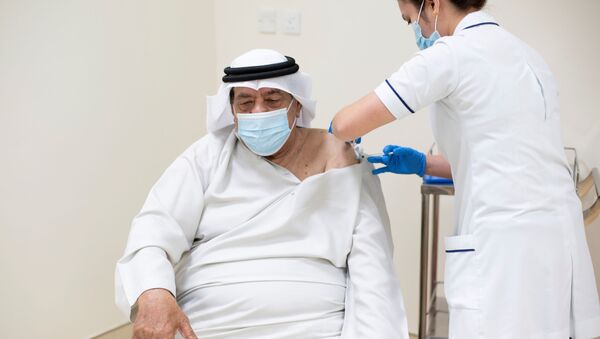 Homem recebe vacina contra a COVID-19 nos Emirados Árabes Unidos (imagem referencial) - Sputnik Brasil