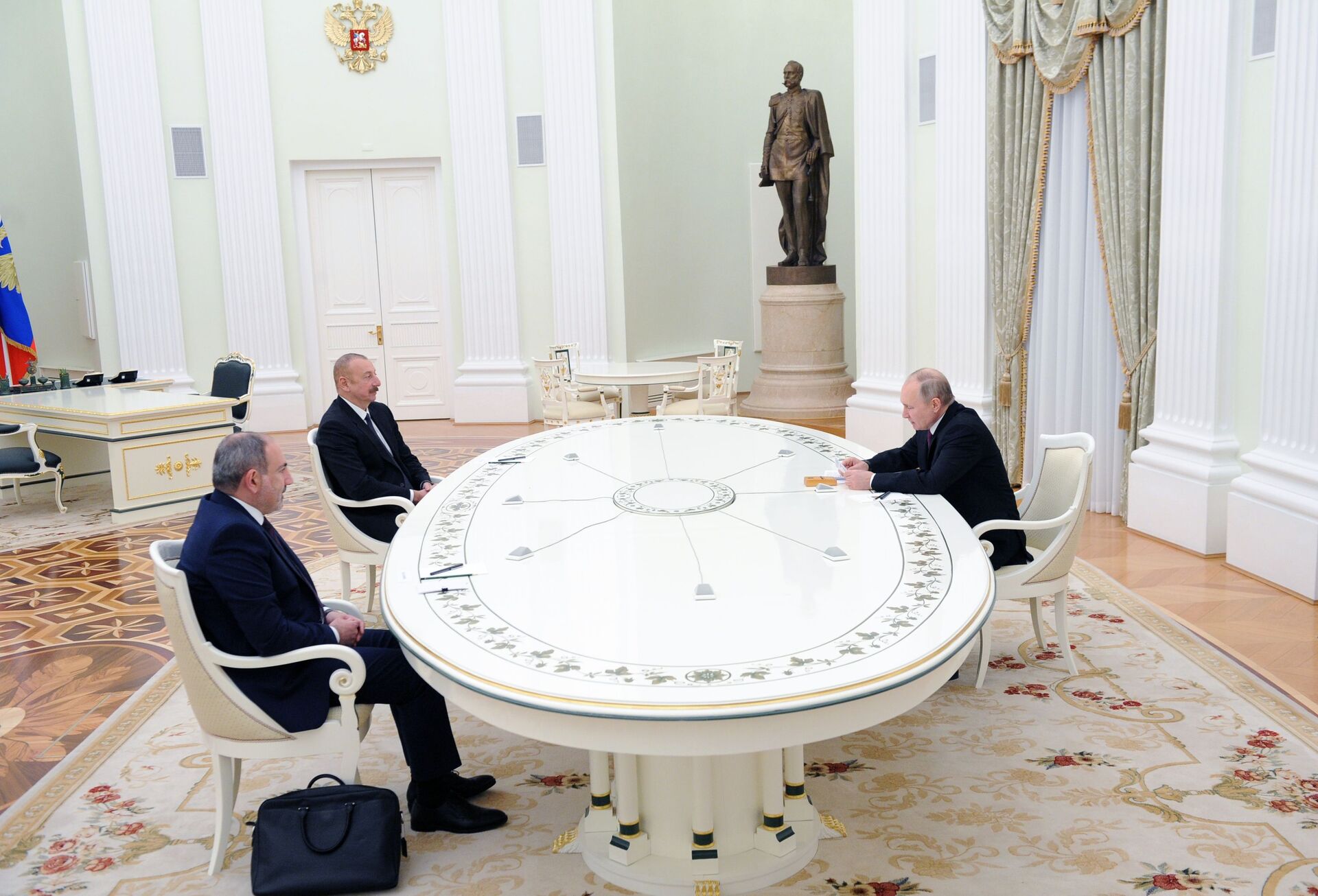 A reunião trilateral entre o presidente da Rússia, Vladimir Putin, o presidente do Azerbaijão, Ilham Aliev, e o primeiro-ministro da Armênia, Nikol Pashinyan - Sputnik Brasil, 1920, 06.10.2022