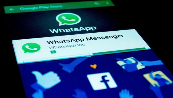Celular com acesso ao  Whatsapp e Facebook - Sputnik Brasil