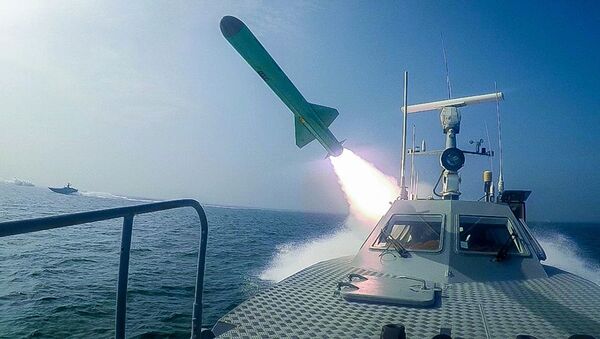 Embarcação do Corpo de Guardiães da Revolução Islâmica dispara míssil durante exercícios militares - Sputnik Brasil