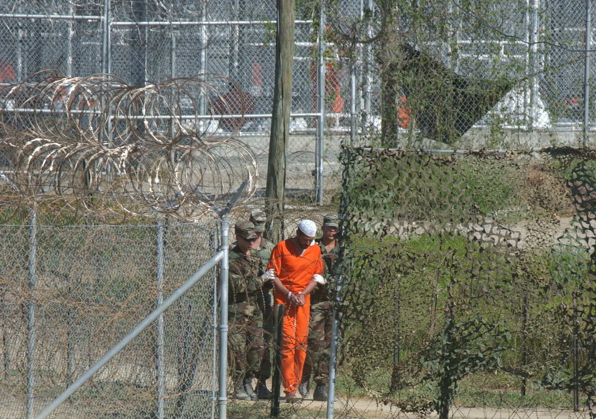 Prisioneiro sendo escoltado por guardas militares dos EUA na prisão de Guantánamo - Sputnik Brasil, 1920, 09.11.2021