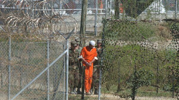Prisioneiro sendo escoltado por guardas militares dos EUA na prisão de Guantánamo - Sputnik Brasil
