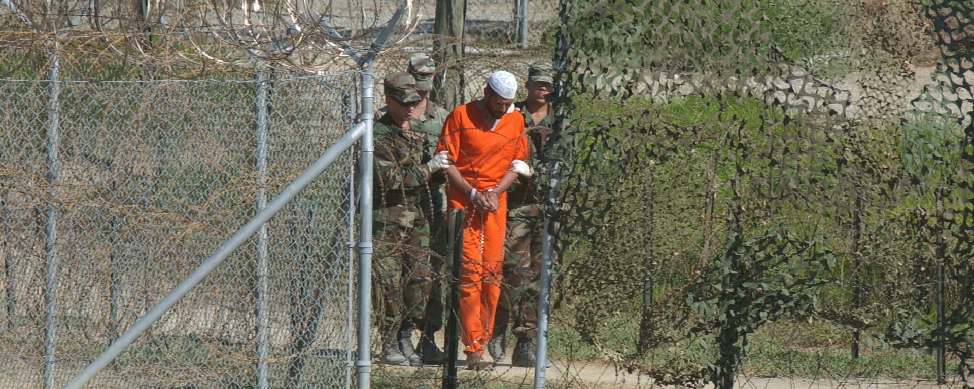 Prisioneiro sendo escoltado por guardas militares dos EUA na prisão de Guantánamo - Sputnik Brasil, 1920, 29.10.2022
