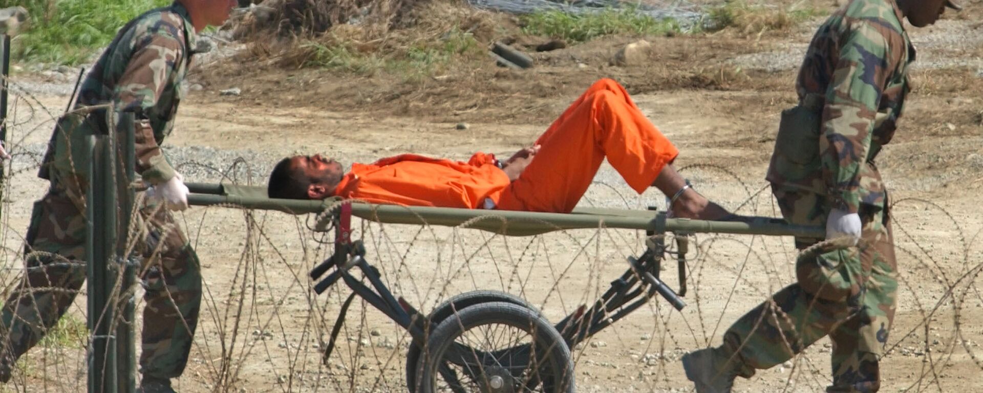 Na prisão de Guantánamo, militares americanos transportam prisioneiro para ser interrogado - Sputnik Brasil, 1920, 12.01.2022