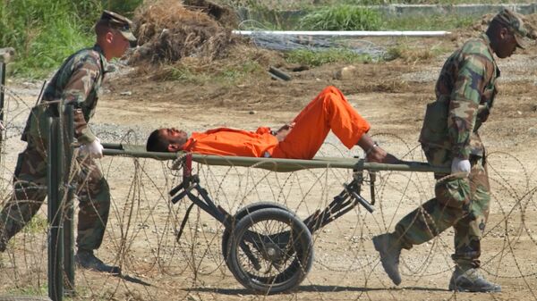Na prisão de Guantánamo, militares americanos transportam prisioneiro para ser interrogado - Sputnik Brasil