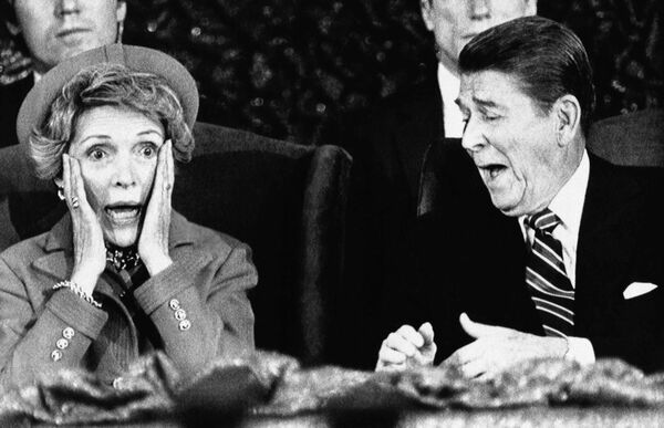 Presidente Ronald Reagan com sua esposa Nancy depois de a senhora Reagan ter esquecido de apresentar o presidente durante seu discurso no Capital Center em Landover, estado de Maryland, Estados Unidos, 21 de janeiro de 1985 - Sputnik Brasil
