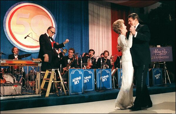 Presidente dos EUA Ronald Reagan dança com sua esposa Nancy durante a celebração da reeleição de Reagan para um segundo mandato no cargo, em Washington, EUA, 21 de janeiro de 1985 - Sputnik Brasil