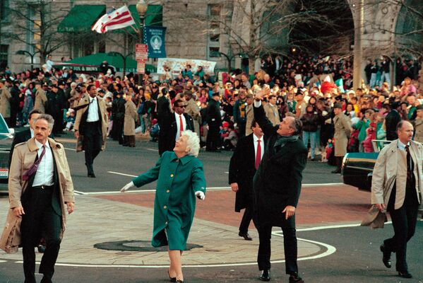 Presidente George Bush e sua mulher Barbara Bush cumprimentam o público durante desfile de posse em Washington, EUA, 20 de janeiro de 1989. Antes, Bush prestou juramento como 41º presidente dos Estados Unidos - Sputnik Brasil