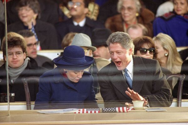 Presidente Bill Clinton e primeira-dama Hillary Clinton assistem ao desfile de posse em Washington, EUA, 20 de janeiro de 1993 - Sputnik Brasil