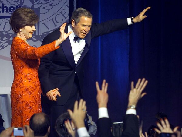 Presidente dos EUA George W. Bush e sua esposa e primeira-dama Laura cumprimentam apoiadores durante o Baile Inaugural em Marriott Wardman em Washington, EUA, 20 de janeiro de 2001. Bush participou de nove bailes após sua posse como 43º presidente dos Estados Unidos - Sputnik Brasil